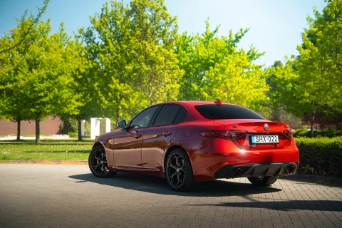 Alfa Romeo Giulia Q4 Veloce – profi autófotózás természetes környezetben