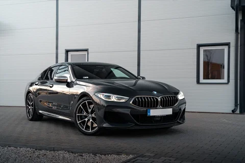 BMW M850i Gran Coupe – prémium autófotózás elegáns helyszínen
