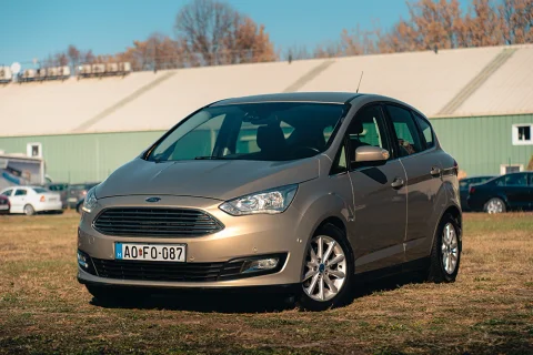 Ford C-Max - használt autó fotózás a zöld füvön autókereskedésnek