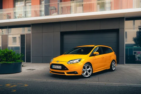 Ford Focus ST – sportos használt autó fotózás városi háttérrel