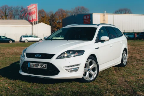 Ford Mondeo Titanium S – sportos családi kocsi autókereskedőnek fotózva