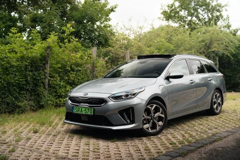 Kia Ceed SW – használt autó fotózás zöld rendszámos modellről