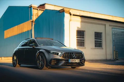 Mercedes-AMG A45 S – profi autófotózás ipari környezetben