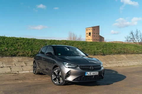 Opel Corsa-e – villanyautó fotózás napfényes időben