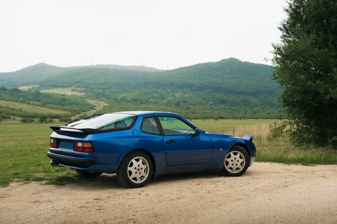 Porsche 944 S2 – sportautó fotózás festői dombvidéken