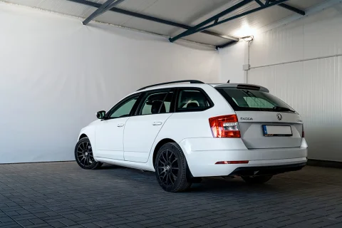 Skoda Octavia Combi – profi autófotózás zárt helyszínen