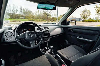 Suzuki Swift kormány és műszerfal fotó hirdetéshez