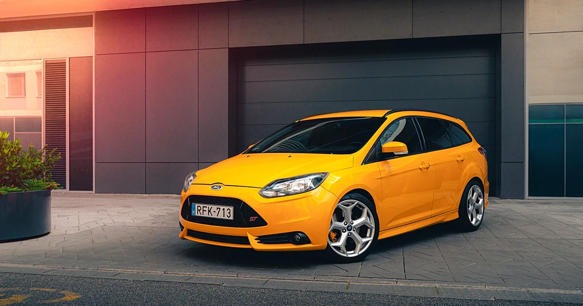 Sárga Ford Focus ST profi használtautó-fotózása rendezett városi háttérrel