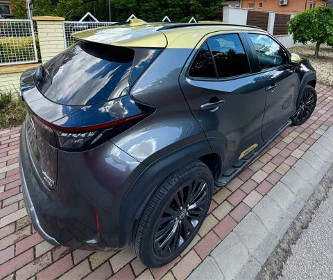 Túl magasról fotózott SUV használtautó hirdetéshez