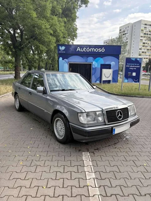 Autómosó előtt fotózott Mercedes zavaró feliratos háttérrel