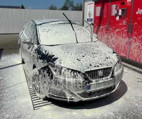 Habos autómosós kép használtautó hirdetésben