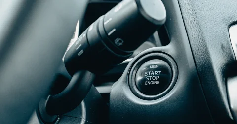 Autó start/stop gombos indítás részletfotója